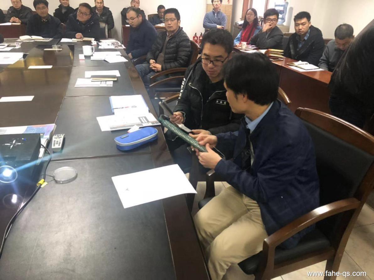 参会人员实际触摸观察电化学防腐材料