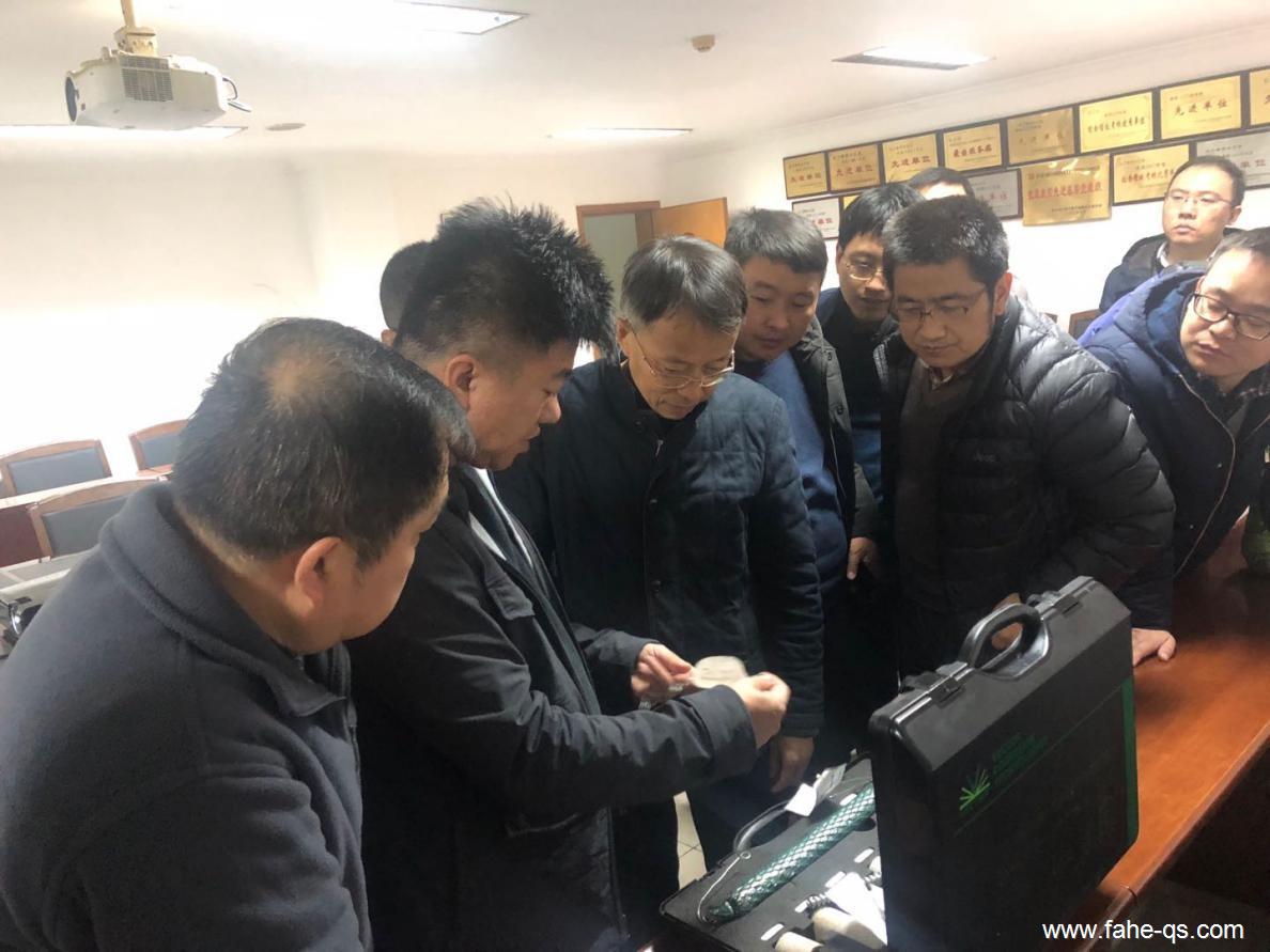 总工程师牟廷敏等亲自感受各种类型的材料