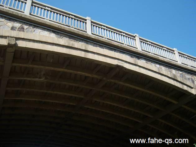 引桥双曲拱桥拱肋钢筋锈蚀、露筋.jpg